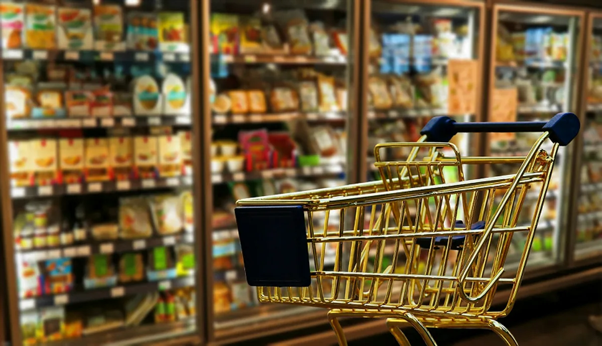Un bărbat a încercat să iasă FĂRĂ SĂ PLĂTEASCĂ  dintr-un supermarket din Bistriţa.