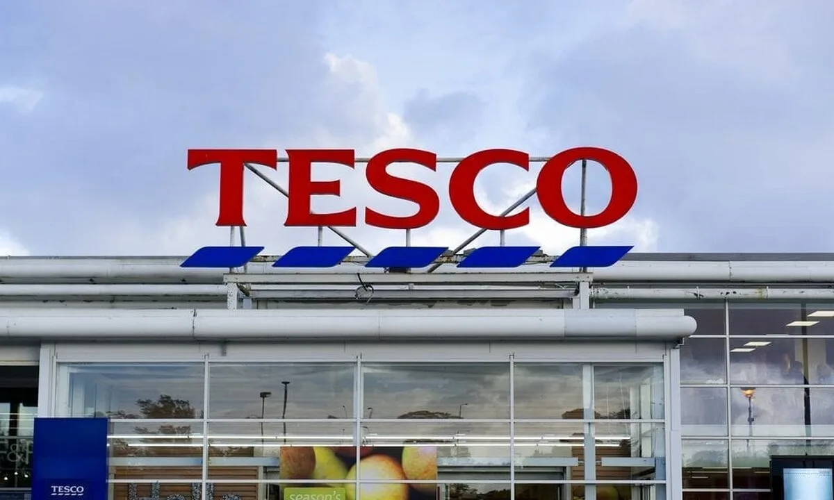 Instanța UE sprijină lucrătorii Tesco în disputa privind egalitatea de remunerare