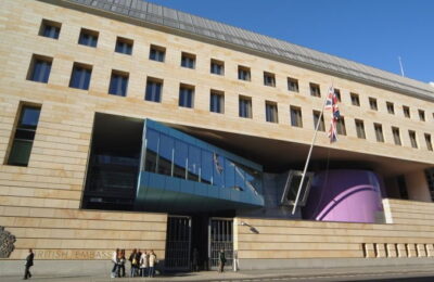 Angajat al ambasadei Regatului Unit la Berlin, suspectat că este spion rus. Bărbatul a fost arestat de poliția germană