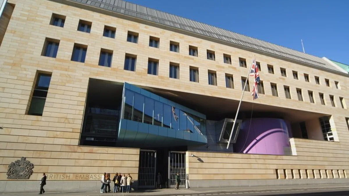 Angajat al ambasadei Regatului Unit la Berlin, suspectat că este spion rus. Bărbatul a fost arestat de poliția germană