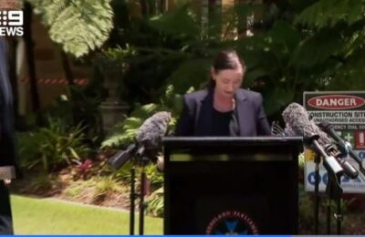 Un oficial australian nu și-a întrerupt conferința, deși avea un păianjen uriaș pe picior