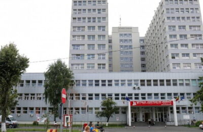 Şoferul unui troleibuz, rănit în timp ce încerca să stingă un incendiu la un recipient cu spirt