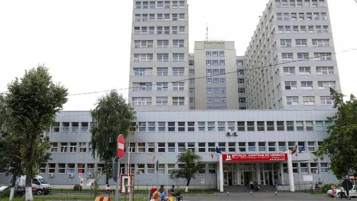 Şoferul unui troleibuz, rănit în timp ce încerca să stingă un incendiu la un recipient cu spirt