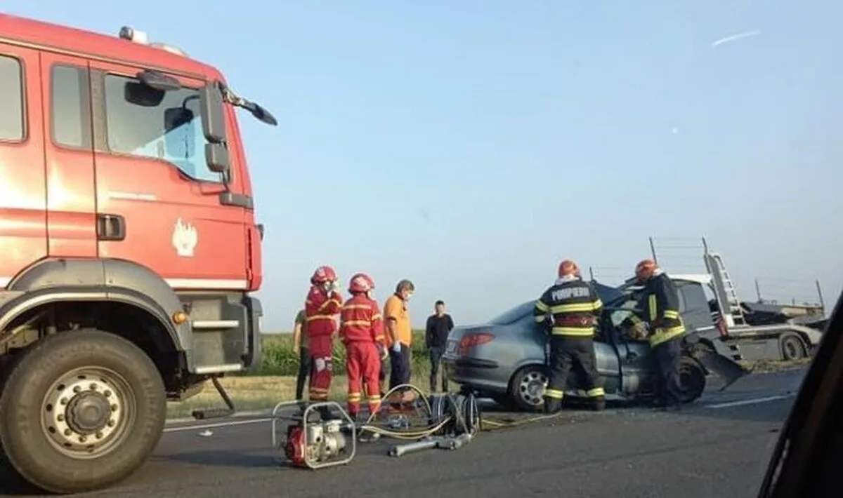 Trei persoane aflate într-un autoturism au decedat într-un accident rutier, după impactul cu un TIR