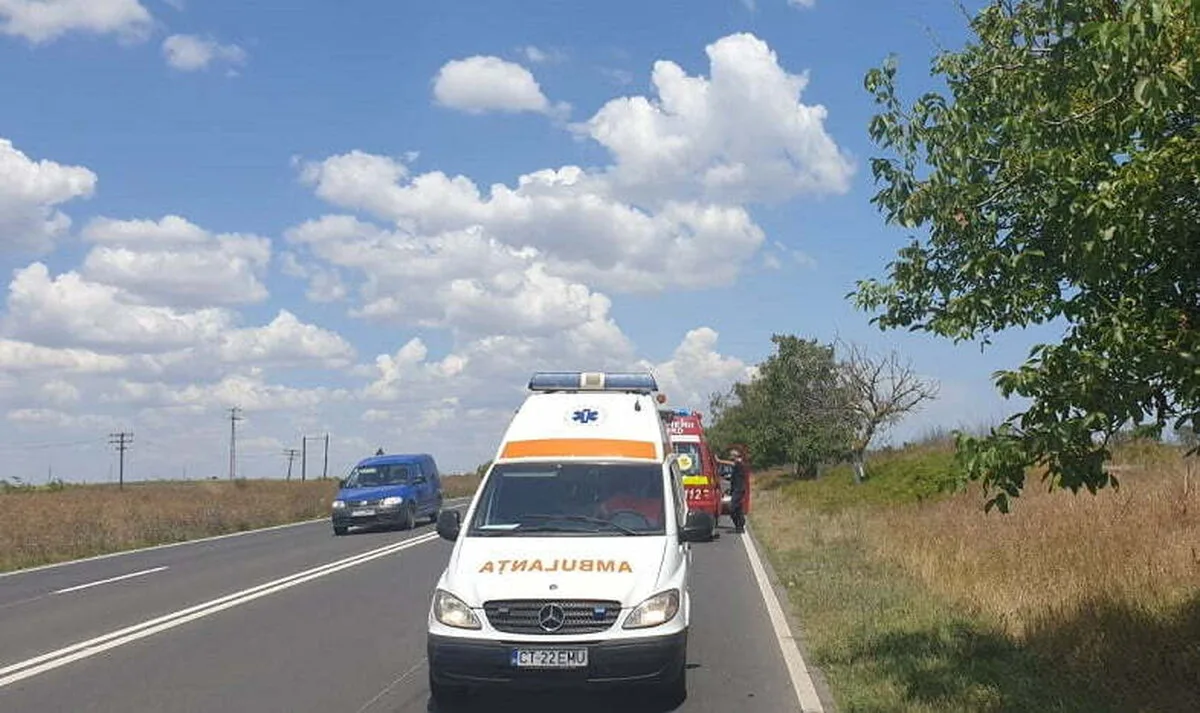 Opt tineri implicaţi într-un accident pe DN 17C; unul dintre şoferi este începător