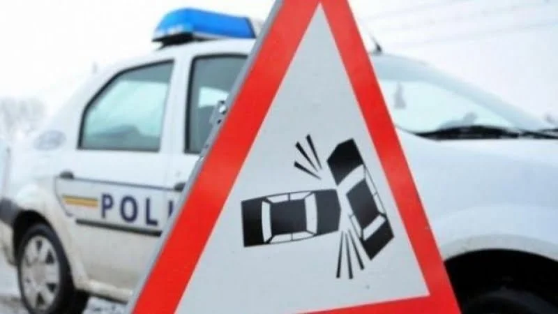 Accident grav! O femeie a scăpat ca prin minune dintr-un Logan strivit între două TIR-uri