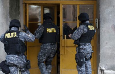 Percheziţii într-un dosar de fals informatic; suspecţii şi-au însuşit bani din donaţii umanitare