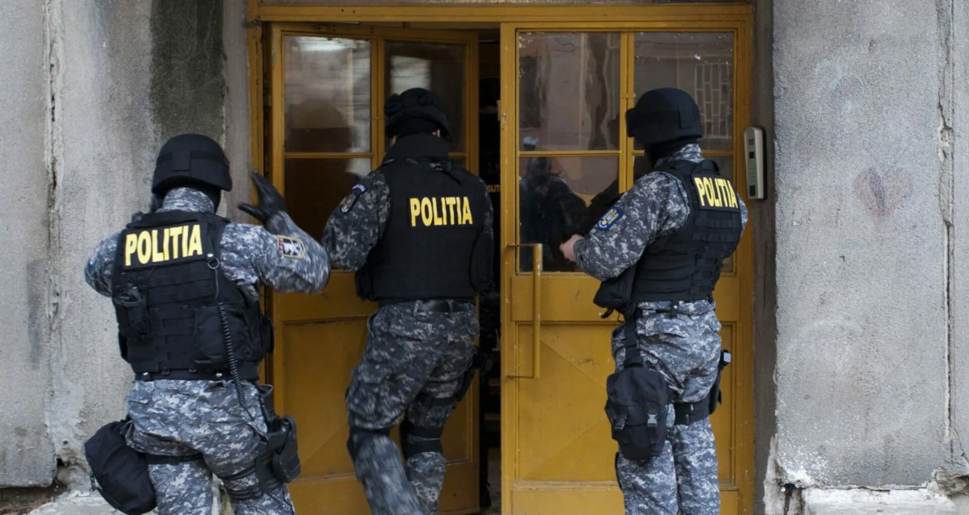 Percheziţii într-un dosar de fals informatic; suspecţii şi-au însuşit bani din donaţii umanitare