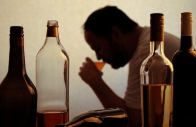 Diferențele dintre femei și bărbați cu privire la consumul excesiv de alcool, explicate într-un nou studiu