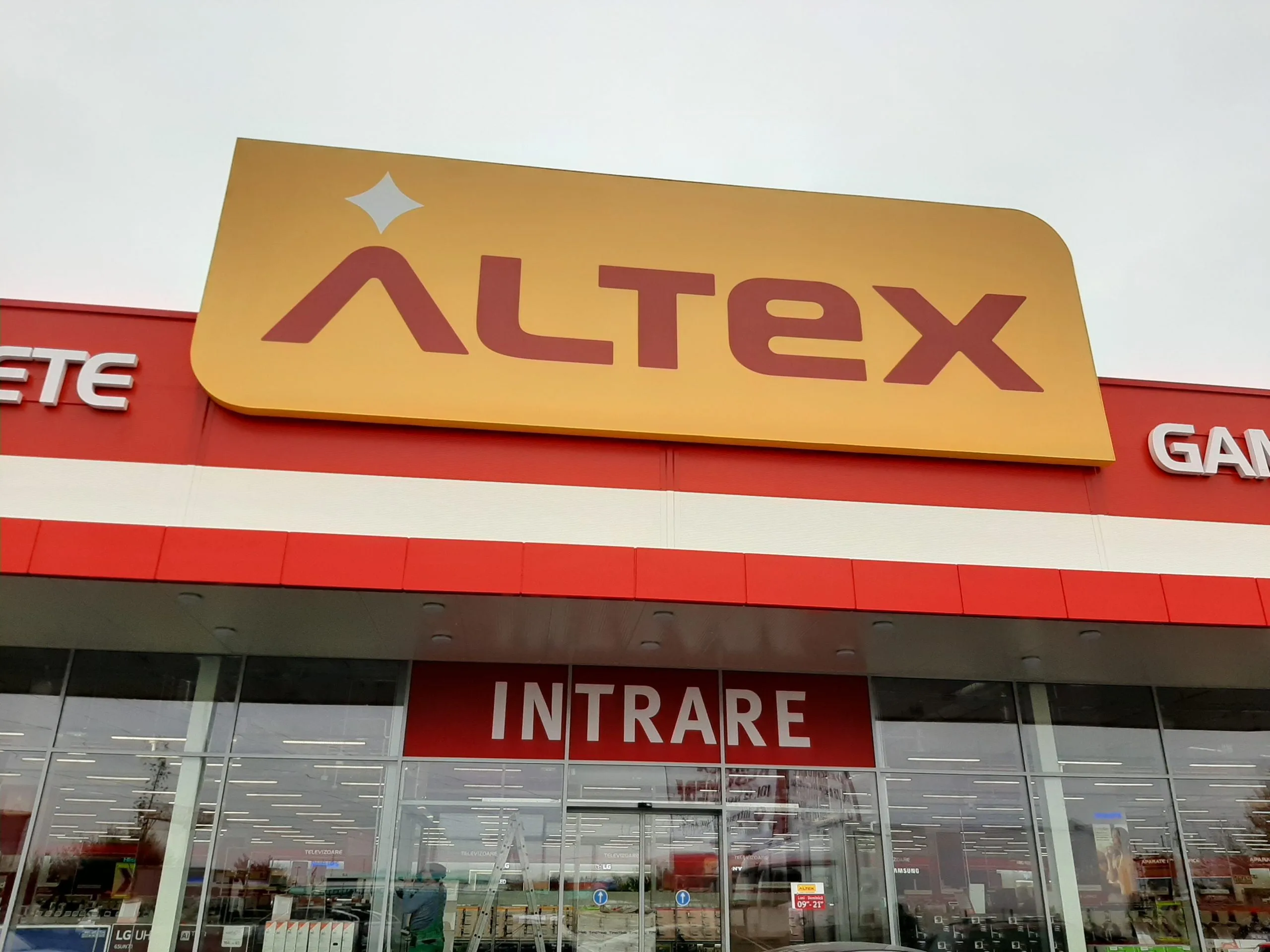 La mai bine de doi ani de la ”despărțirea” de eMAG Marketplace, Altex pregătește lansarea propriei platforme
