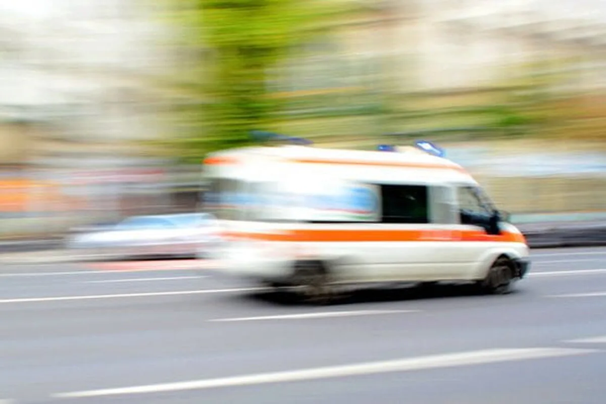 O ambulanță a intrat într-un copac