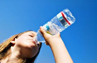 De ce apa îmbuteliată este una dintre cele mai mari farse din istoria modernă, lucru valabil şi pentru România