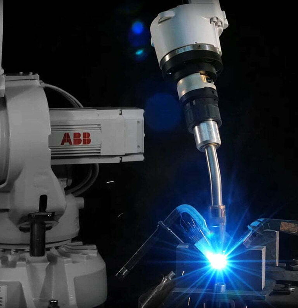 Automatica SA relansează gama de roboți industriali, în parteneriat cu ABB