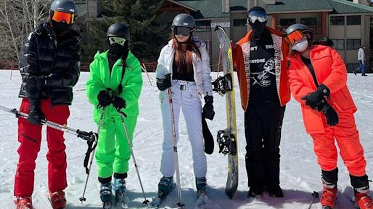 Kourtney Kardashian arată fanilor fotografiile cu Travis Barker și copiii lor din escapada la schi