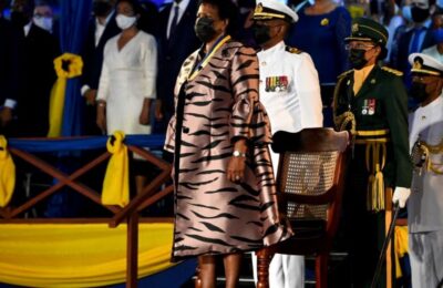 Barbados a devenit republică, înlăturând-o pe regina Elisabeta de la conducere.