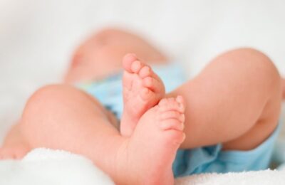 O mamă și fetița ei de opt luni au fost spulberate de o mașină pe trecerea de pietoni