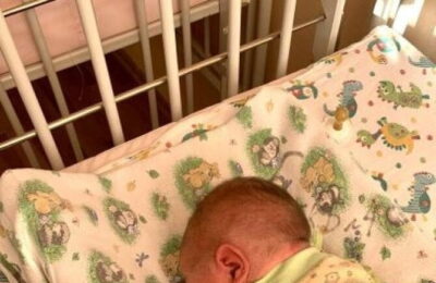 Bebeluș de 3 zile abandonat într-o cutie de carton, la – 20 de grade,