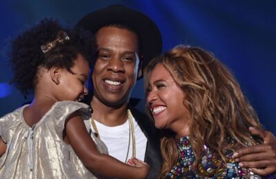 Beyoncé împărtășește fanilor un selfie cu fiica sa Blue Ivy dar și fotografii cu gemenii ei Rumi și Sir