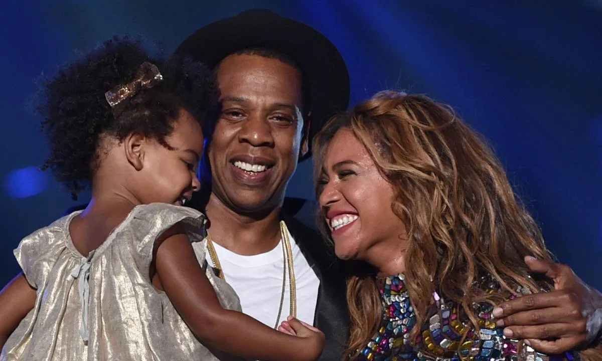 Beyoncé împărtășește fanilor un selfie cu fiica sa Blue Ivy dar și fotografii cu gemenii ei Rumi și Sir