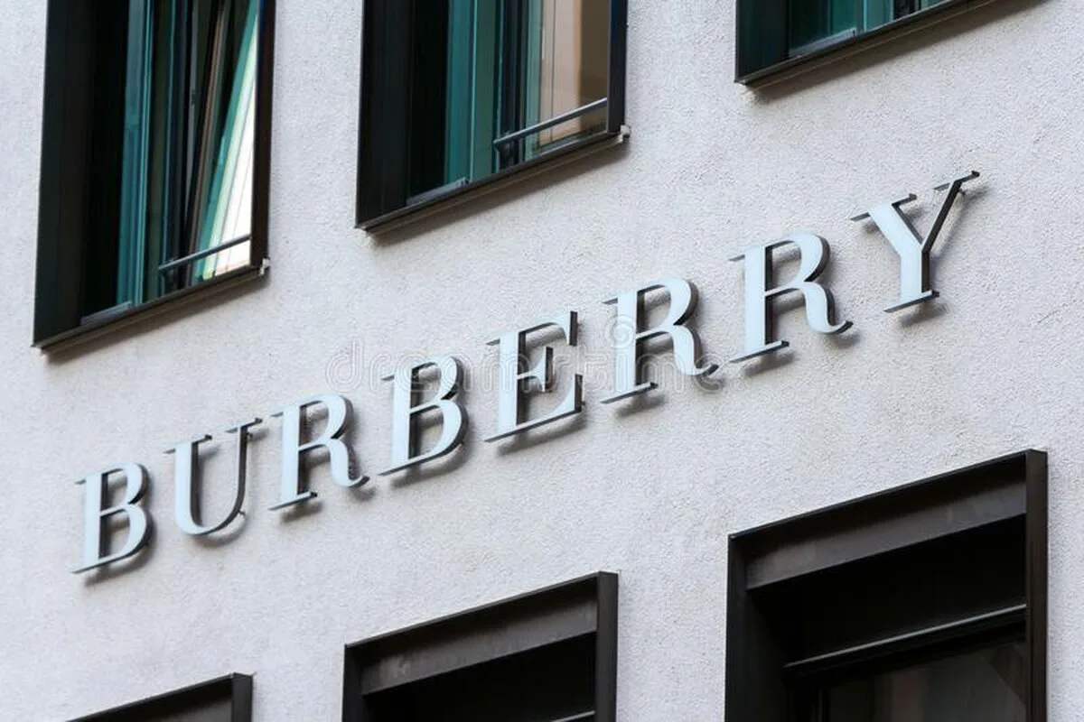 Burberry devine primul brand de lux care este atacat de China din cauza acuzațiilor din Xinjiang