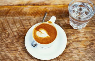 5 motive pentru a consuma și apă alături de cafea