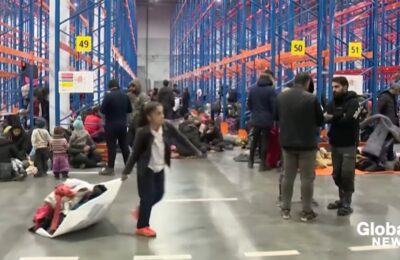 Migranţii de la granița dintre Belarus şi Polonia au fost luați din tabăra improvizată și mutaţi într-un hangar