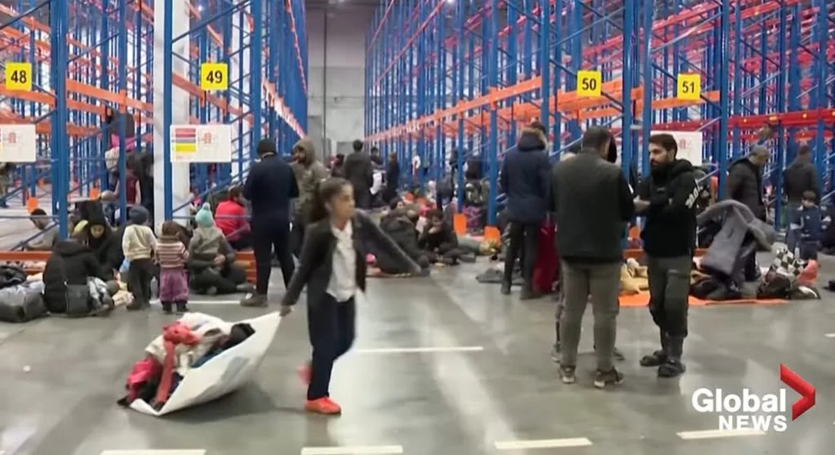 Migranţii de la granița dintre Belarus şi Polonia au fost luați din tabăra improvizată și mutaţi într-un hangar