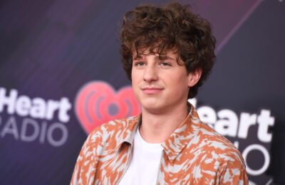 Charlie Puth le răspunde haterilor după ce l-au criticat că nu se menține în formă: „Îmi pare rău că nu am pătrățele apetisante”