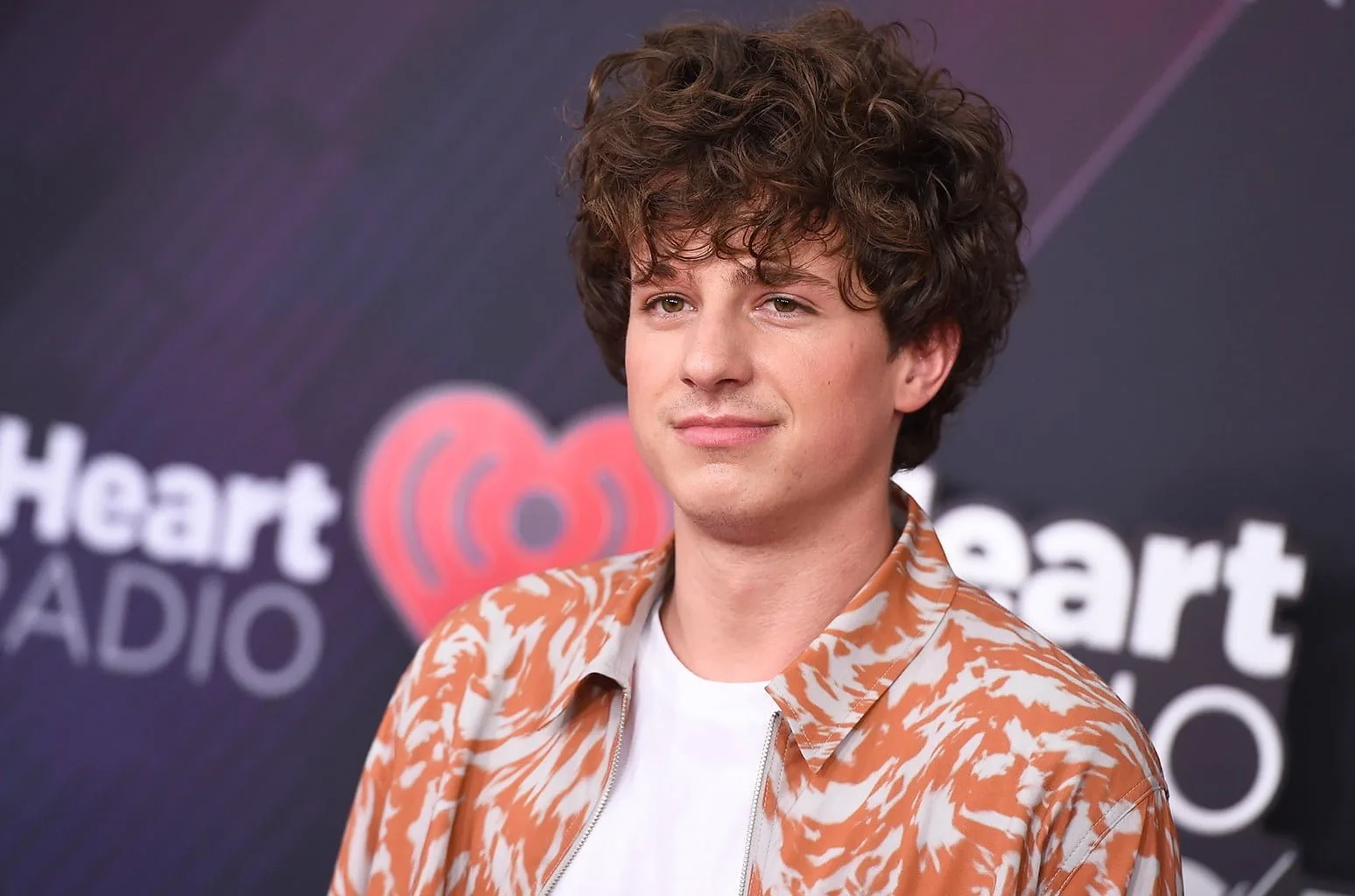 Charlie Puth le răspunde haterilor după ce l-au criticat că nu se menține în formă: „Îmi pare rău că nu am pătrățele apetisante”