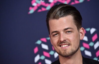 Chase Bryant își exprimă durerea din trecutul său în melodia „High, Drunk and Heartbroke” – „Este povestea mea”
