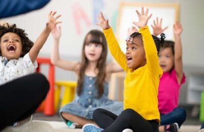 Cât de importante sunt rechizitele și hainele creative pentru dezvoltarea copilului tău?