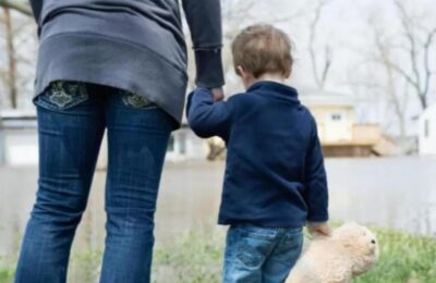 Femeia care şi-a abandonat copilul de 5 ani pe stradă, plasată sub control judiciar