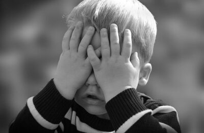 Poliţiştii au găsit un copil de 5 ani, singur şi dezorientat; se fac cercetări pentru identificarea acestuia