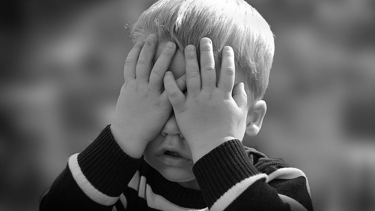 Poliţiştii au găsit un copil de 5 ani, singur şi dezorientat; se fac cercetări pentru identificarea acestuia