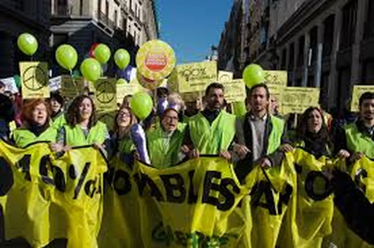 Doi activiştii Greenpeace protestează pe acoperişul BCE faţă de finanţarea acordată industriilor poluante