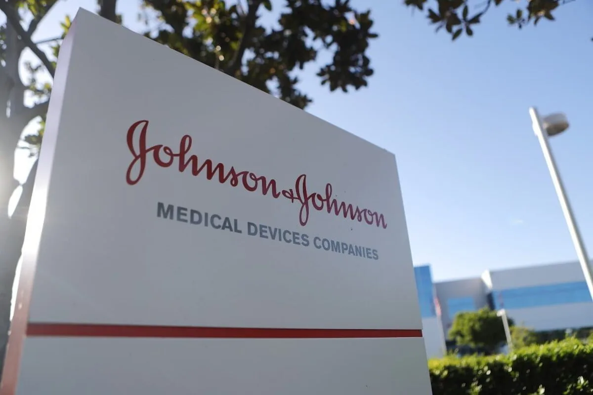 Investitorii ar trebui să respingă pachetul de plată al CEO-ului companiei Johnson & Johnson, spune consilierul Glass Lewis