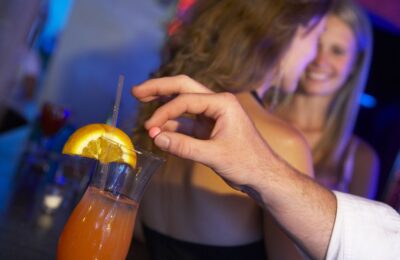 O tânără de 18 ani a ajuns la spital cu o criză înfiorătoare după ce un bărbat i-a pus droguri în băutură, în club