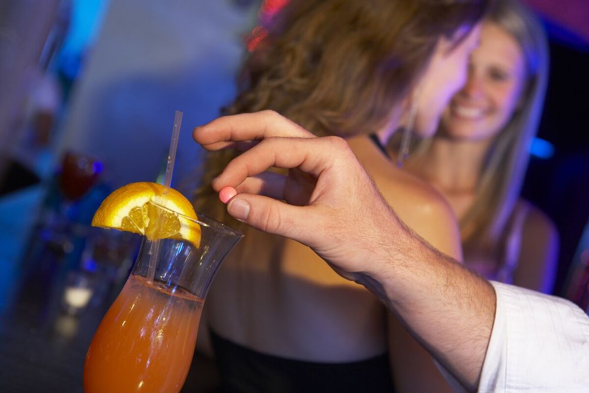 O tânără de 18 ani a ajuns la spital cu o criză înfiorătoare după ce un bărbat i-a pus droguri în băutură, în club