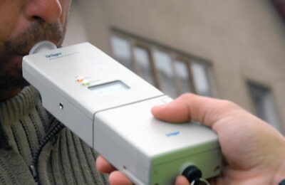 Doi şoferi, ambii cu alcoolemie de peste 0,7 la mie, implicaţi într-un accident pe DN 15A