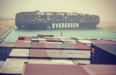 Remorcherele se luptă pentru a elibera nava gigant de containere blocată în Canalul Suez