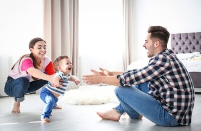 Primii pași ai copilului: cum se dezvoltă mersul bebelușilor și care este rolul părinților
