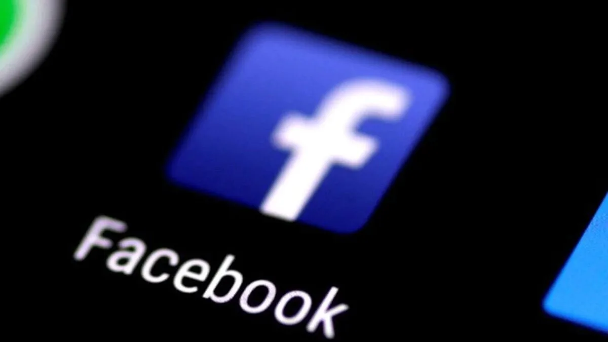 Unii angajați Facebook glumesc pe seama noilor motto-uri interne ale companiei,