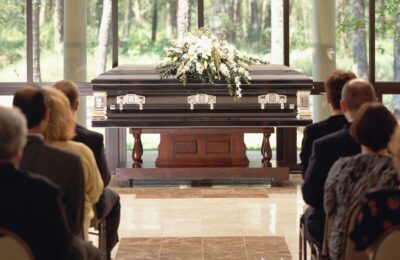 Ce obiceiuri traditionale au romanii la inmormantare?