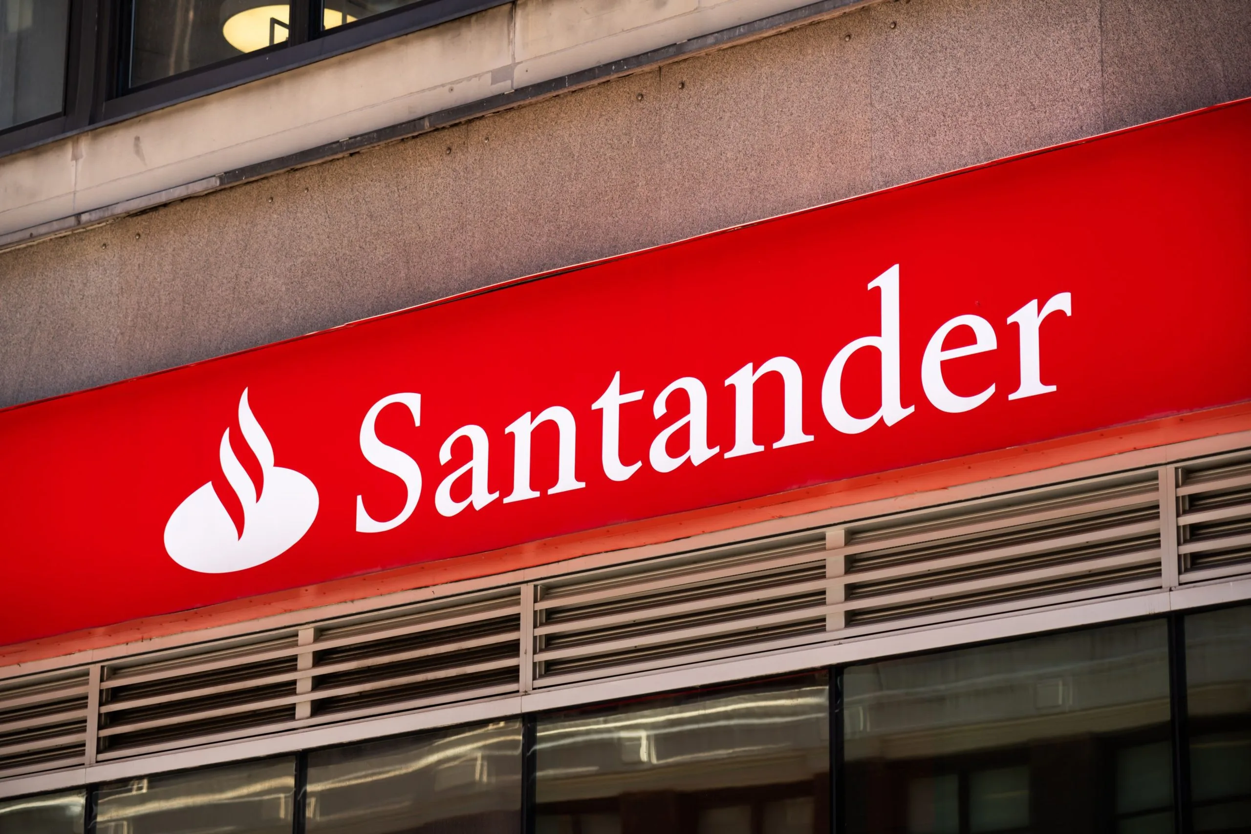 Profitul din Santander crește de cinci ori, stimulat de câștigurile din SUA
