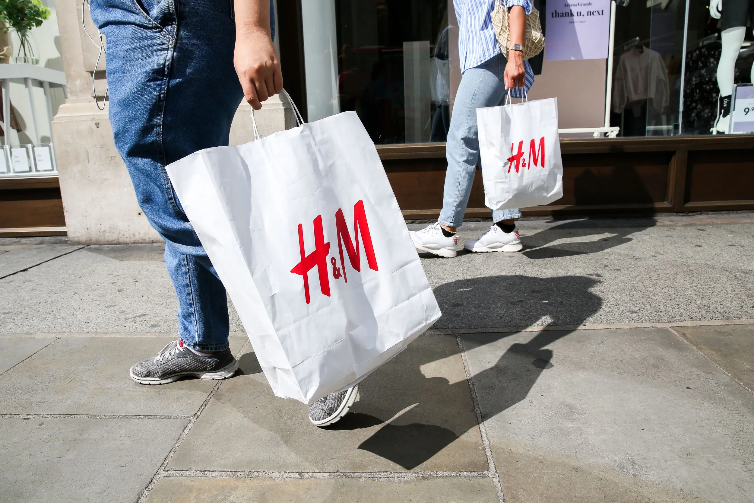 După H&M, mai multe mărci străine de comerț cu amănuntul au fost supuse criticilor în China, în Xinjiang