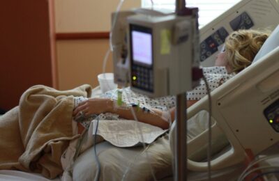 Cel puţin trei oameni au murit într-un incendiu izbucnit la o secţie de COVID-19 a unui spital din Ucraina