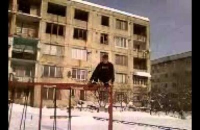 Localitățile în paragină ale României: Blocuri degradate, mizerie cruntă, lipsuri și oameni care urcă lemne la etajul 4