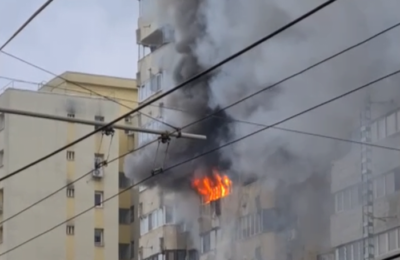 Mai mulţi locatari, evacuaţi dintr-un bloc în urma unui incendiu dintr-un apartament