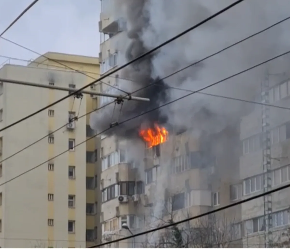 Mai mulţi locatari, evacuaţi dintr-un bloc în urma unui incendiu dintr-un apartament