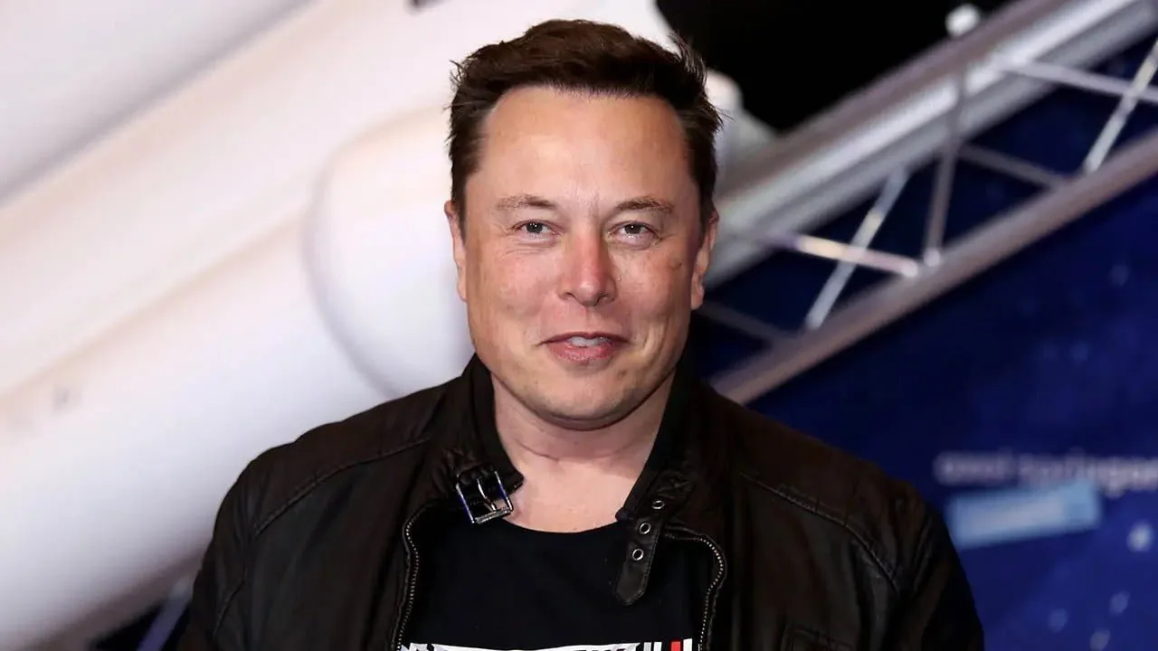 Elon Musk speră că primul automobil Tesla va ieşi pe poarta uzinei din Berlin în luna octombrie